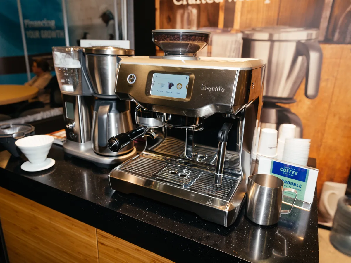 The Breville Oracle Touch Espresso Machine: Bridging Barista Craft and Automated Perfection